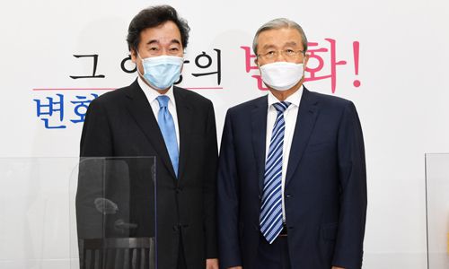 이낙연 더불어민주당 신임 당대표(왼쪽)가 1일 오전 서울 여의도 국회에서 김종인 미래통합당 비상대책위원장을 예방하고 있다. 뉴시스