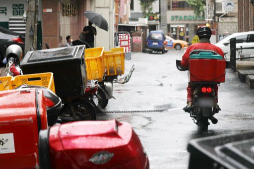 2일 서울의 한 식당가 밀집지역에서 배달원이 음식 배달에 나서고 있다. 뉴스1
