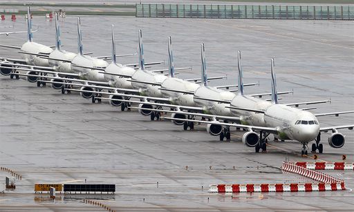 437편 무더기 결항 제9호 태풍 ‘마이삭’이 북상한 2일 오후 인천국제공항 주기장에 에어부산 항공기들이 줄지어 대피해 있다. 이날 제주공항 180편 등 전국 공항에서 국내선 항공기 437편이 무더기로 결항됐다. 인천공항=연합뉴스