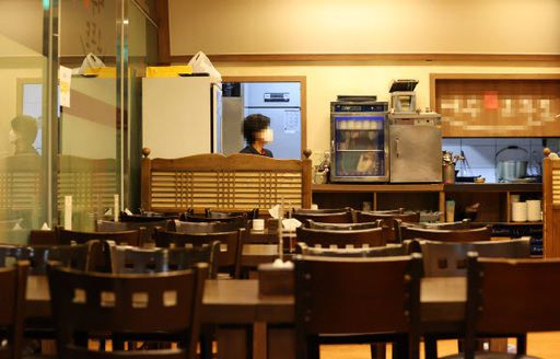 1일 서울 종로구 한 식당 모습. 평소 손님으로 붐비던 식당이 재택근무 및 도시락 식사가 늘어나면서 한산한 모습이다. 연합뉴스