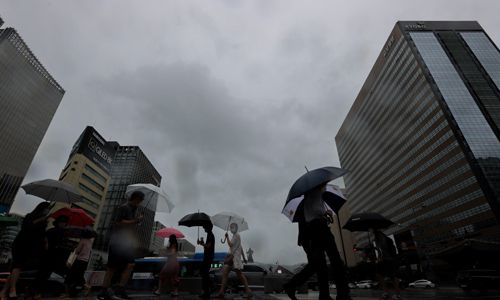 강력한 비바람을 동반한 제9호 태풍 '마이삭'이 북상하고 있는 가운데 2일 오후 서울 종로구 광화문광장 인근에서 우산을 쓴 시민이 발걸음을 옮기고 있다. 연합뉴스