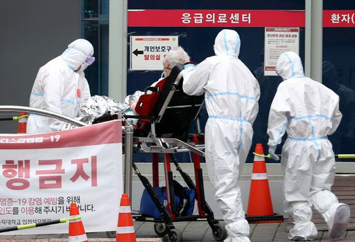 전공의 파업이 계속되고 있는 2일 오전 인천시 부평구 가톨릭대학교 인천성모병원 응급의료센터에서 환자가 이송되고 있다. 인천=뉴시스