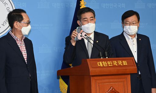 미래통합당 신원식 의원(가운데)이 2일 국회 소통관에서 추미애 법무부 장관 아들의 군 복무 시절 특혜 병가 의혹과 관련된 녹취록을 공개하고 있다. 연합뉴스