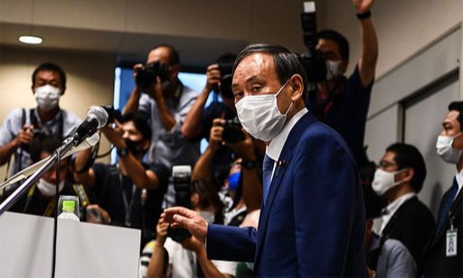 기자회견장 입장 스가 요시히데 일본 관방장관이 지난 2일 도쿄에서 자민당 총재 선거 출마를 공식화하는 기자회견을 갖기 위해 입장하고 있다. 당내 5개 파벌의 지지를 등에 업은 스가 장관은 국회의원 표만으로 전체 투표수(535표)의 과반을 확보해 당선이 확실시된다. 새로 선출되는 자민당 총재는 최근 사의를 밝힌 아베 신조 총리의 뒤를 이어 잔여임기인 내년 9월까지 총리직을 맡는다. 도쿄=AFP연합뉴스