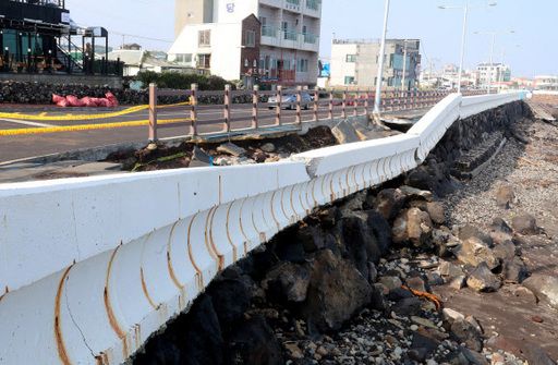 제9호 태풍 '마이삭'이 제주 동쪽 해상을 지나며 큰 피해를 남긴 가운데 3일 오전 제주시 내도동 인근 해안도로 옆 인도가 월파 피해를 입어 파손돼 있다. 뉴시스