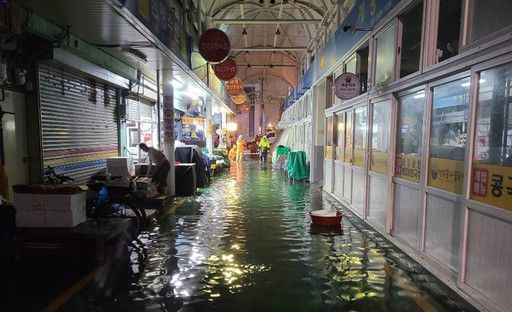 2일 오후 전남 여수시 교동 수산시장에서 역류로 인한 침수피해가 발생해 소방대원들이 배수 작업을 하고 있다. 여수시 제공