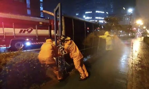 지난 2일 오후 전남 무안군 남악우체국 인근 택시 승강장이 강풍에 쓰러져 119 구조대원들이 안전조치하고 있다. 전남소방본부 제공
