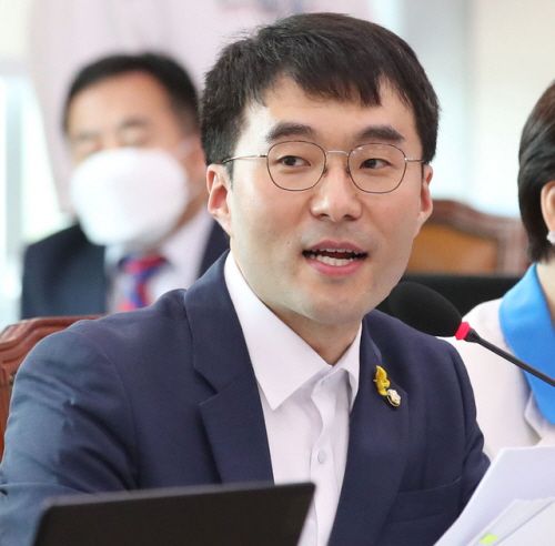 김남국 더불어민주당 의원이 지난달 23일 서울 여의도 국회에서 열린 법제사법위원회 전체회의에 참석해 질의하고 있다. 뉴시스