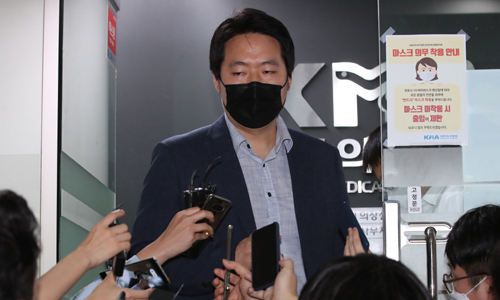 서울 용산구 대한의사협회 회의장 앞에서 김대하 대변인이 취재진의 질문에 답하고 있다. 연합뉴스