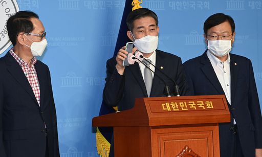 국민의힘 신원식 의원이 지난 2일 오전 국회 소통관에서 열린 기자회견에서 추미애 법무부장관 아들 병역 시절 병가 및 연가 사용과 관련한 녹취록을 공개하고 있다. 연합뉴스