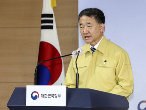 박능후 중앙재난안전대책본부(중대본) 1차장(보건복지부 장관)이 4일 서울 종로구 정부서울청사 합동브리핑실에서 수도권의 강화된 ‘사회적 거리두기’ 조치 관련 발표를 하고 있다. 뉴시스