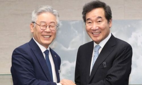 더불어민주당 이낙연 신임 당대표(오른쪽)가 아직 대표 후보이던 지난 7월30일 이재명 경기도지사와 만나 반갑게 악수를 나누고 있다. 연합뉴스