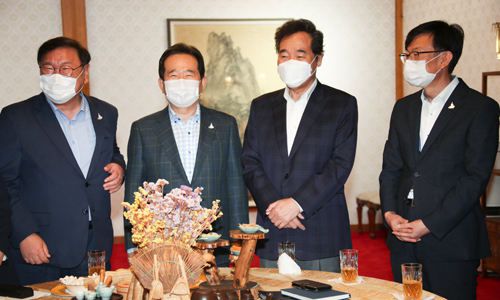 6일 서울 삼청동 국무총리공관에서 열린 고위당정협의회에서 더불어민주당 김태년 원내대표(왼쪽부터), 정세균 총리, 민주당 이낙연 대표, 김상조 청와대 정책실장 등 참석자들이 웃으며 대화를 나누고 있다. 연합뉴스