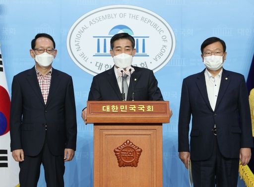 국민의힘 신원식 의원(가운데)이 지난 2일 국회에서 동료 의원들과 기자회견을 열고 있다. 뉴스1