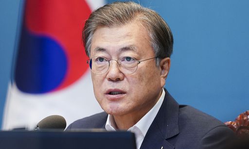 문재인 대통령이 7일 청와대에서 수석·보좌관 회의를 주재하고 있다. 청와대 제공