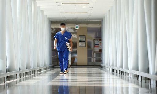 대한전공의협의회 비상대책위원회가 전공의 전원의 업무 복귀 결정을 내린 가운데 9일 오전 서울 서초구 가톨릭대학교 서울성모병원에서 의료진이 이동하고 있다. 연합뉴스