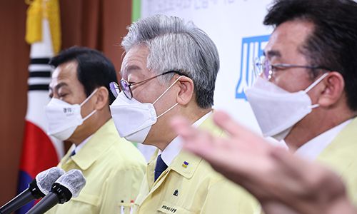 이재명 경기도지사가 9일 오전 경기도 수원시 경기도청에서 브리핑을 열고 신종 코로나바이러스 감염증(코로나19) 여파로 침체된 지역 상권을 살리기 위한 소비지원금 지급안을 밝히고 있다. 연합뉴스