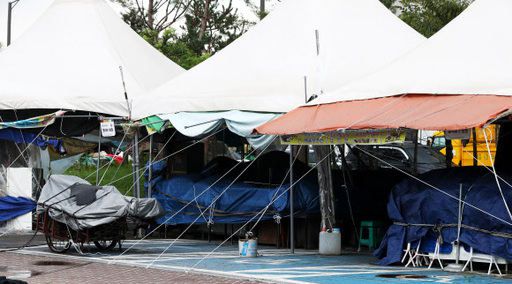 9일 오후 신종 코로나바이러스 감염증(코로나19) 확산을 막기 위해 휴장 중인 경기도 성남시 모란민속5일장 상인들 물품이 천막에 덮여 있다. 연합뉴스