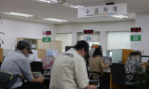 지난 10일 서울 중구 고용복지플러스센터에서 구직자들이 실업급여 상담을 기다리고 있다. 연합뉴스