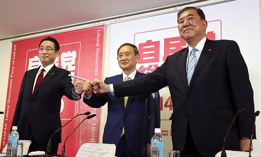 일본 집권 자민당의 차기 총재 선거에 출마한 스가 요시히데(중앙) 관방장관, 기시다 후미오(오른쪽) 전 외무상, 이시바 시게루(왼쪽) 전 방위상 등 3명이 지난 8일 도쿄 자민당 본부에서 공동기자회견에 참석해 포즈를 취하고 있다. 도쿄=AFP연합뉴스