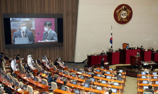 정경두 국방부 장관(화면 왼쪽)이 15일 국회 본회의장에서 열린 대정부질문에서 국민의힘 하태경 의원의 질의에 답변하고 있다. 뉴시스