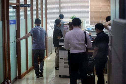 추미애 법무부 장관 아들의 군 복무 시절 특혜 의혹 등을 수사 중인 검찰이 15일 오후 서울 용산구 국방부 종합민원실에서 압수수색 영장을 집행하고 있는 모습. 뉴스1