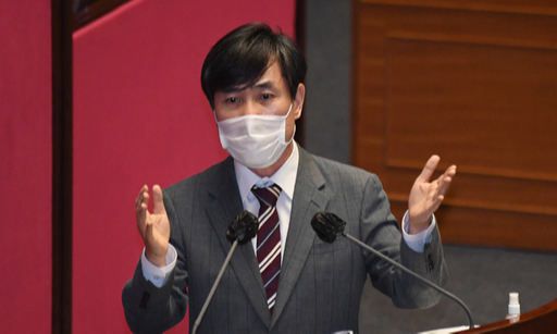 국민의힘 하태경 의원이 15일 서울 여의도 국회 본회의장에서 열린 외교·통일·안보 분야 대정부질문에 참석해 정경두 국방부 장관에게 질의하고 있다. 연합뉴스