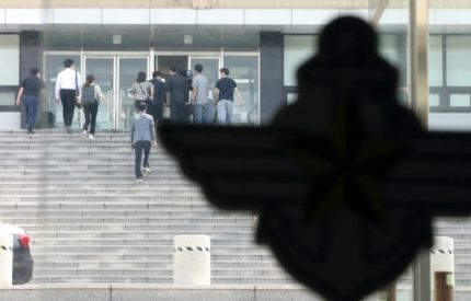 추미애 법무부 장관의 아들 ’군 휴가 의혹’을 수사하고 있는 검찰 수사관들이 15일 오후 서울 용산구 국방부 종합민원실에서 압수수색을 마친 뒤 국방부 청사 별관으로 이동하고 있다. 뉴스1