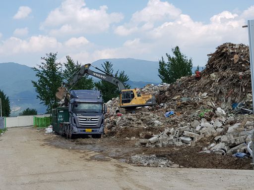 전남도가 유례없는 수해 쓰레기 처리로 골머리를 앓고 있는 구례군 임시적환장에 쌓인 수해 쓰레기 반출 현장. 구례군 제공