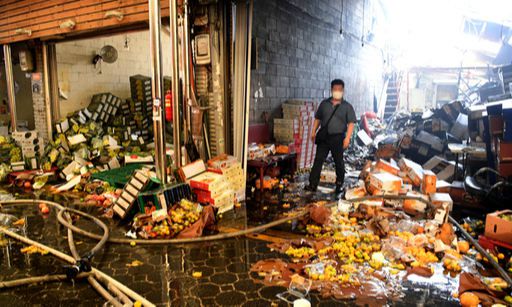 21일 화재가 발생한 서울 동대문구 청량리 청과물시장에서 피해 상인이 화재 점포를 살펴보고 있다. 이제원 기자