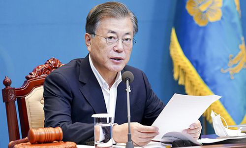 문재인 대통령이 22일 오전 청와대 여민관에서 열린 영상 국무회의에 참석해 발언을 하고 있다. 뉴시스