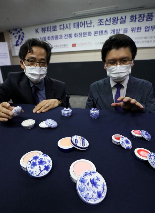 조선 영조의 딸인 화협옹주묘에서 출토된 화장 유물을 현대식으로 재현하는 데 참여한 관계자들이 화장품에 대해 설명하고 있다. 뉴스1