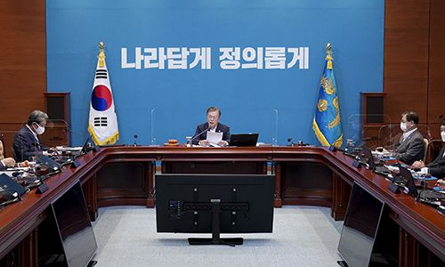 문재인 대통령이 22일 오전 청와대 여민관에서 열린 제48회 영상 국무회의를 주재하고 있다. 뉴스1
