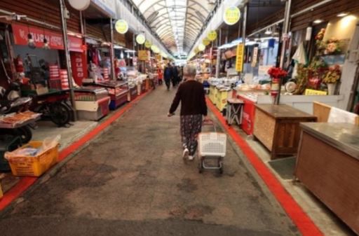 23일 서울 동대문구 청량리전통시장이 한산한 모습을 보이고 있다. 정부는 신종 코로나바이러스 감염증(코로나19) 재확산으로 매출이 감소한 영세 소상공인과 사회적 거리두기 강화 조치로 경영상 어려움을 겪은 소상공인 241만명에게 추석 전에 1인당 100만~200만원의 새희망자금을 지급할 계획이다. 연합뉴스