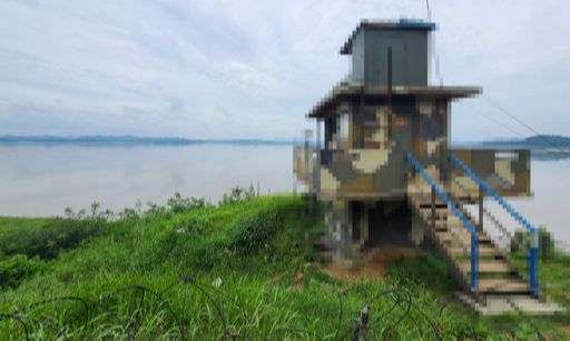 월북한 탈북민 김모씨의 월북 경로로 추정되는 강화군 월곶리 인근의 한 배수로 앞 초소가 인적 없이 조용하다. 뉴스1