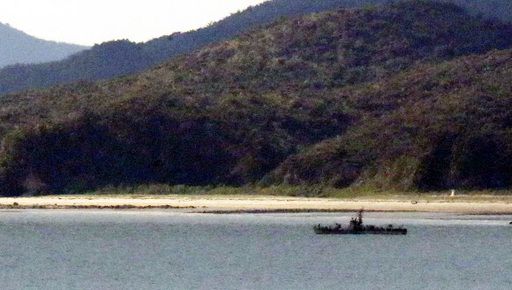 황해남도 옹진군 등산곶 해안 인근에 떠있는 북한 경비정의 모습. 뉴시스