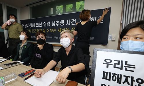 김재련 법무법인 온·세상 대표 변호사(오른쪽 두 번째)가 '서울시장에 의한 위력 성추행 사건 기자회견'을 마친 뒤 취재진의 질문을 받고 있는 모습. 연합뉴스