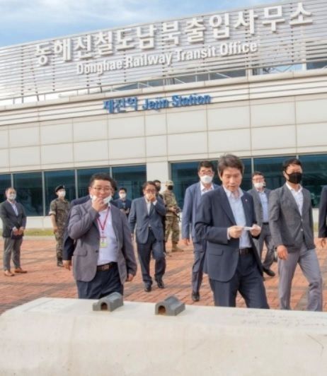 이인영 통일부 장관(오른쪽 3번째)이 지난 7월 31일 강원 고성군을 찾아 동해선철도남북출입사무소를 둘러보고 있다. 연합뉴스