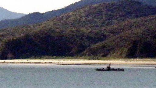 황해남도 옹진군 등산곶 해안 인근에 떠있는 북한 경비정의 모습. 뉴시스