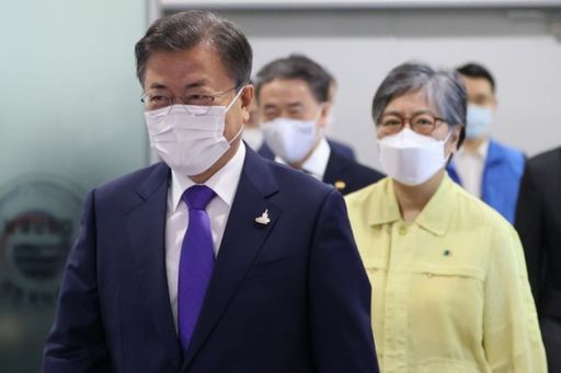 문재인 대통령이 11일 초대 질병관리청장 임명장 수여식이 열리는 충북 청주 질병관리청 긴급상황센터로 들어서고 있다. 연합뉴스