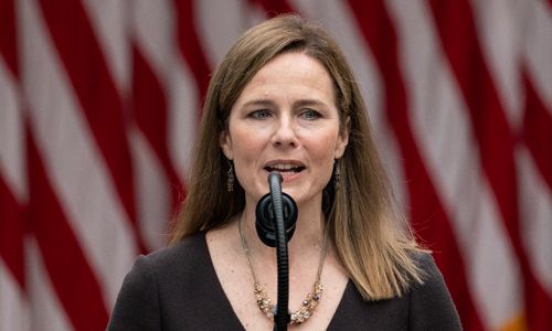 에이미 코니 배럿 미국 제7연방 고법 판사가 26일(현지시간) 워싱턴 백악관 로즈가든에서 도널드 트럼프 대통령으로부터 별세한 루스 베이더 긴즈버그 연방대법관의 후임으로 공식 지명된 후 소감을 밝히고 있다. 워싱턴=AFP연합뉴스