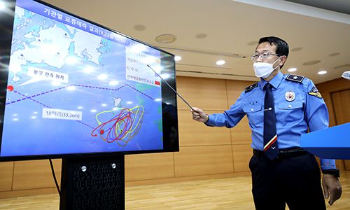 해양경찰청 관계자가 29일 오전 인천시 연수구 해양경찰청 회의실에서 연평도 실종공무원 수사 중간 브리핑을 하고 있다. 뉴스1