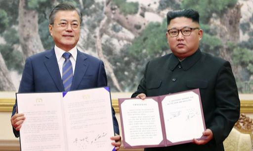 지난 2018년 9월19일 문재인 대통령과 김정은 국무위원장이 평양 백화원 영빈관에서 평양공동선언문에 서명한 뒤, 합의서를 들어 보이고 기념촬영을 하는 모습. 연합뉴스