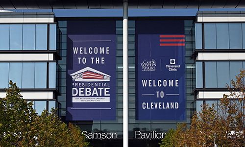 도널드 트럼프 미국 대통령과 조 바이든 민주당 대통령 후보의 첫 TV토론회가 열릴 오하이오주 클리블랜드의 케이스웨스턴리저브대학 의대 캠퍼스 전면에 27일(현지시간) 대형 홍보 현수막이 걸려 있다. 클리블랜드=AFP연합뉴스
