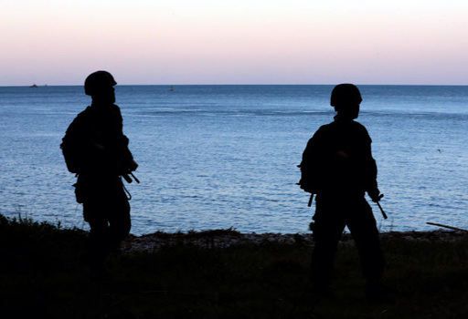 지난 25일 인천시 옹진군 연평도에서 해병대 장병들이 해안경계를 하고 있다. 장병들 위로 보이는 바다가 해양수산부 어업지도 공무원이 피격된 북한 황해남도 옹진군 등산곶 해안이다. 뉴시스