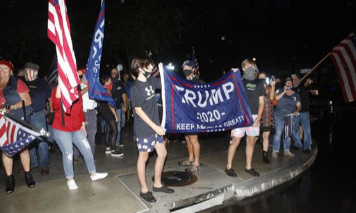 3일(현지시간) 도널드 트럼프 미국 대통령 지지자들이 플로리다주 성피터스버그에서 인종차별 반대 집회에 대한 맞불집회를 벌이고 있다. 트럼프 대통령의 코로나19 확진 사실이 알려진 다음 날 미국 곳곳에서 대통령의 회복과 재선을 기원하는 지지자들의 집회가 잇따랐다. 성피터스버그=AFP연합뉴스