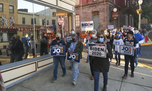 3일(현지시간) 조 바이든 민주당 대선후보 지지자들이 펜실베이니아주 포츠빌 시내에서 도보 행진을 하는 모습. 포츠빌=AP연합뉴스