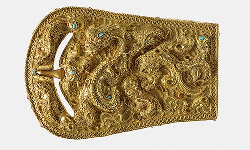 ‘금제 허리띠 고리’(국보 89호)는 주사전자현미경 관찰 등을 통해 0.3∼0.7㎜ 두께의 금판에 용 일곱 마리를 표현하고, 각각을 금선과 지름 0.3∼1.6㎜의 금알갱이로 장식한 것으로 파악됐다. 국립중앙박물관 제공