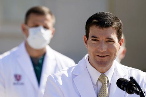 도널드 트럼프 미국 대통령이 신종 코로나바이러스 감염증(코로나19)으로 입원 중인 메릴랜드주 베데스다의 월터 리드 군 병원에서 4일(현지시간) 숀 콘리 대통령 주치의가 취재진에게 트럼프의 건강 상태에 대해 브리핑하고 있다. 베데스다 AP=연합뉴스