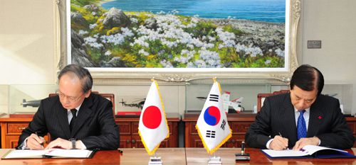 오는 11월3일 미국 대선에서 차기 대통령이 정해지면 북·미관계 외에도 우리 정부가 우선적으로 해결해야 할 문제들도 쌓여 있다. 지난해 7월 강제동원 피해자 배상판결에 대한 보복으로 일본이 대한국 수출규제 강화를 단행하면서 촉발된 한·일 군사정보보호협정(GSOMIA·지소미아) 종료 문제도 풀어야 할 과제로 꼽힌다. 사진은 2016년 11월 서울 용산구 국방부에서 당시 한민구 국방부 장관(오른쪽)과 나가미네 야스마사 주한일본대사가 지소미아를 체결하는 모습. 세계일보 자료사진